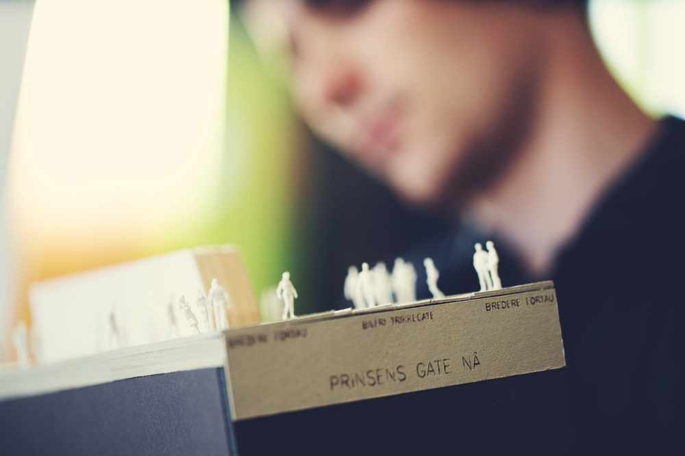 Person som ser ned på en modell for gater og mennesker