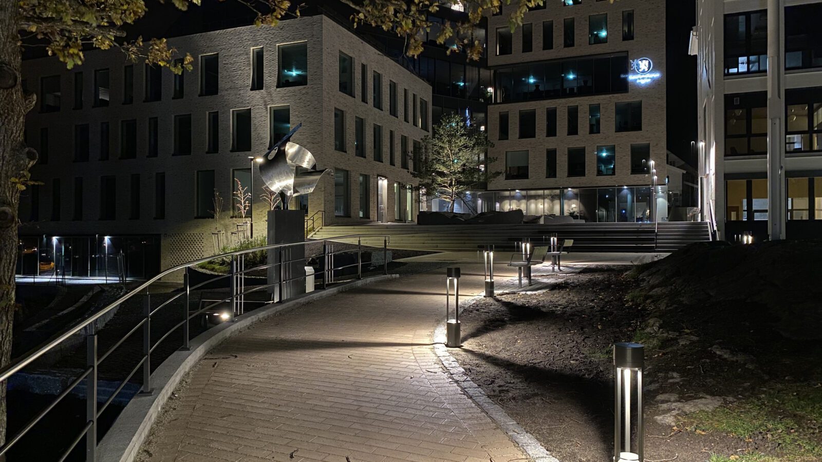 Kveldsbilde i mørket av adkomsten fra glassheisen ut til Fløybyen