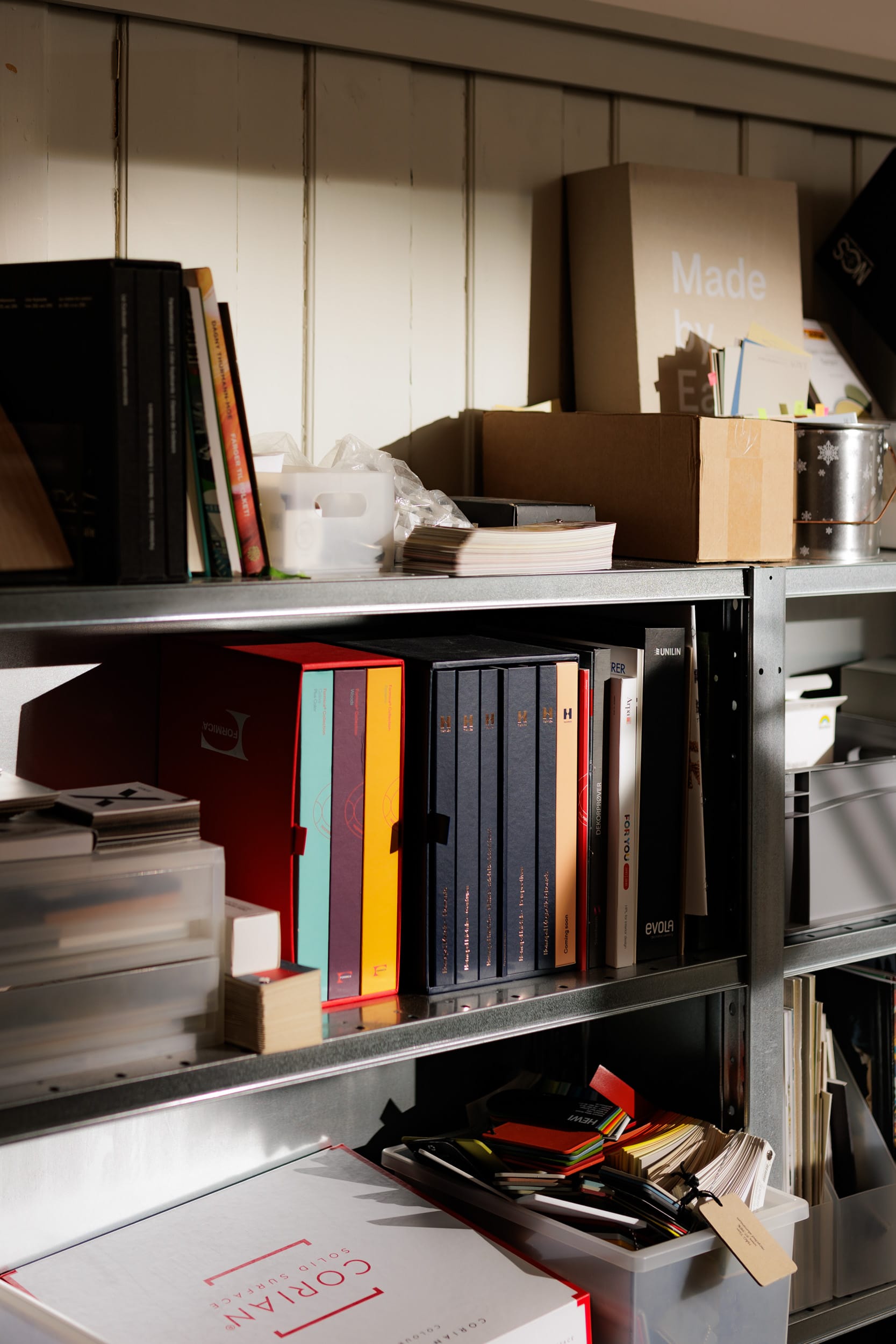 Bøker og ting plassert i en hylle.