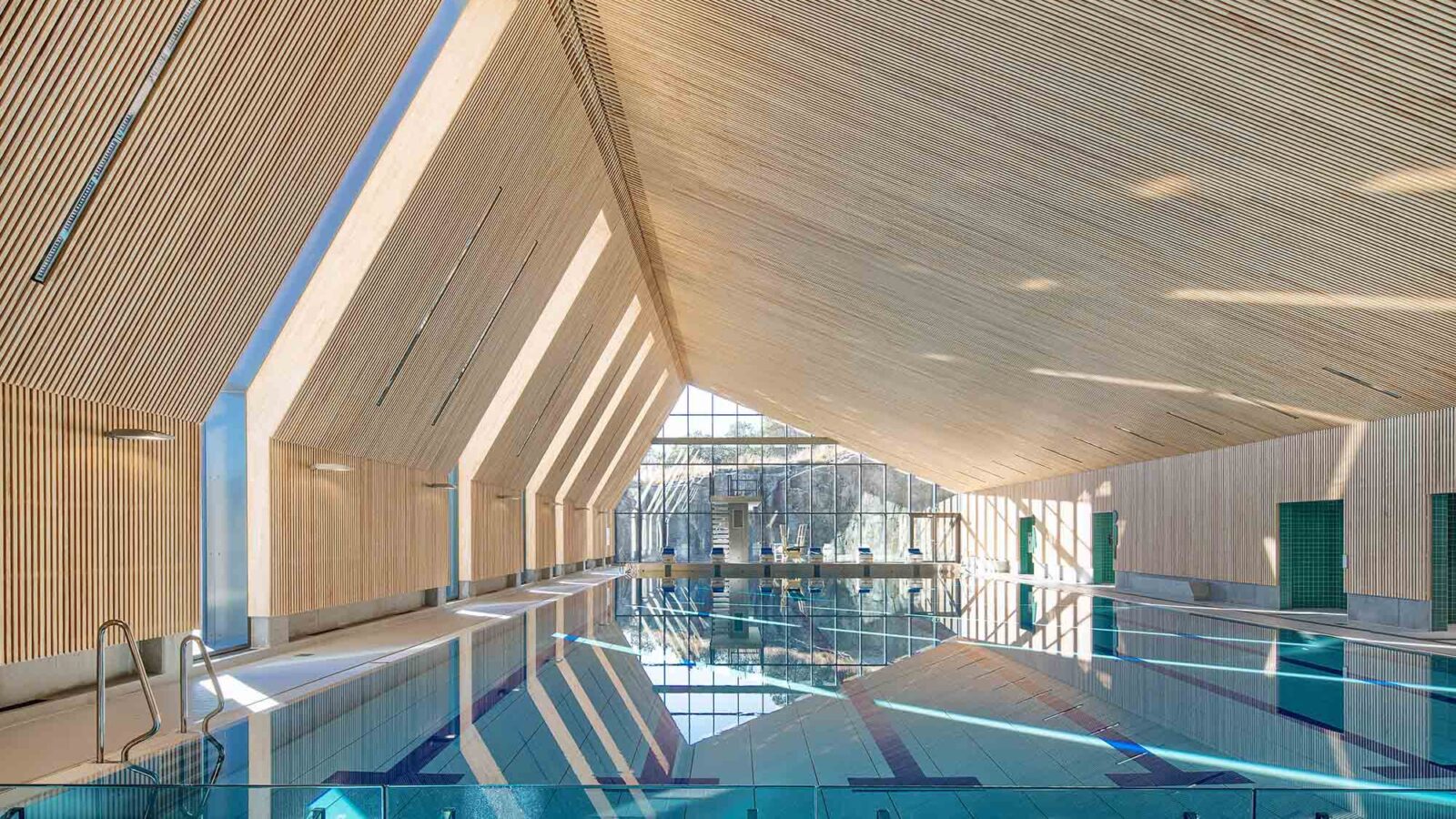 Hjeltefjorden arena symjehall (Foto: Sindre Ellingsen)