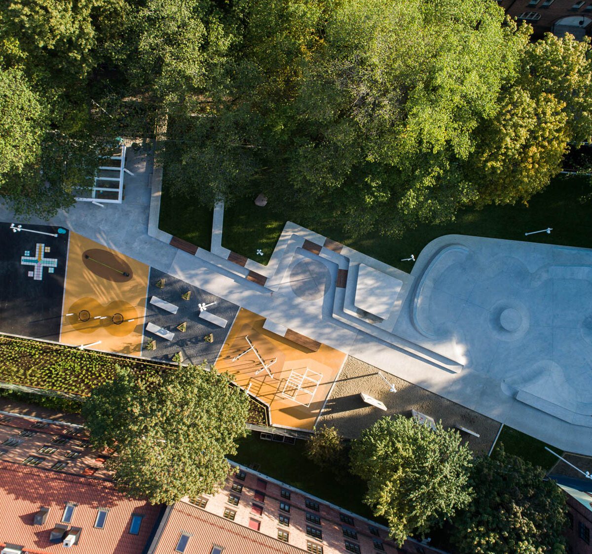 Dronebilde rett ovenfra av Lakkegata aktivitetspark (Foto: Jostein Thorvaldsen, Asplan Viak)