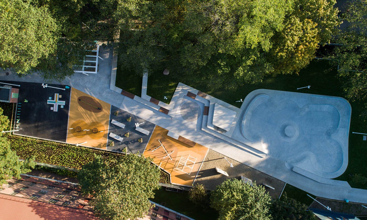 Dronebilde rett ovenfra av Lakkegata aktivitetspark (Foto: Jostein Thorvaldsen, Asplan Viak)