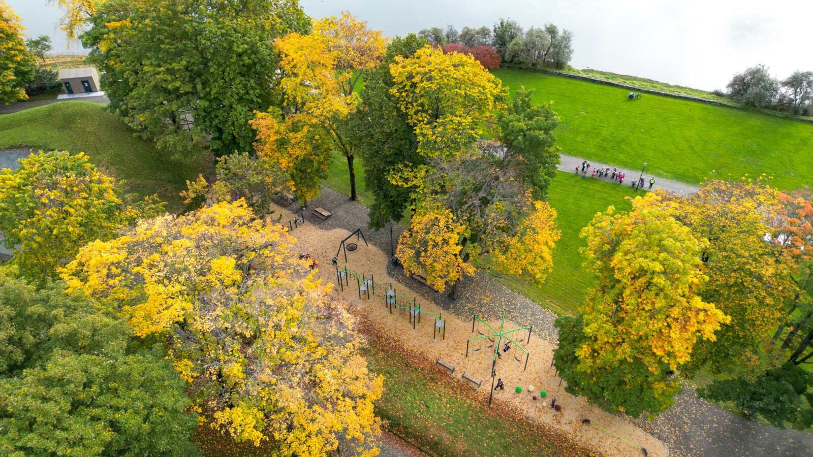 Dronebilde av leke- og aktivitetsområdet i høstprakt. (Foto: Asplan Viak)