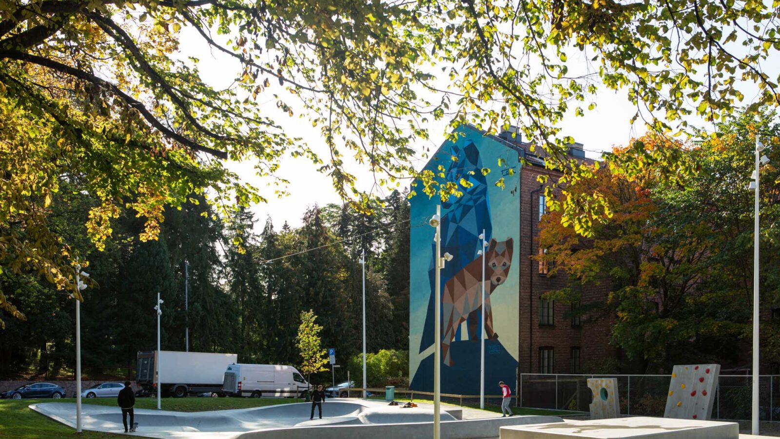 Lakkegatas nye skolegårdsutvidelse er utformet som et offentlig byrom og som vil komme hele bydelen til gode. Barn og unge i området har fått et nytt tilbud, og prosjektet søker å skape trygghet og rom for opphold på et sted som tidligere har tiltrukket seg uønsket aktivitet og har vært preget av store monotone asfaltflater.