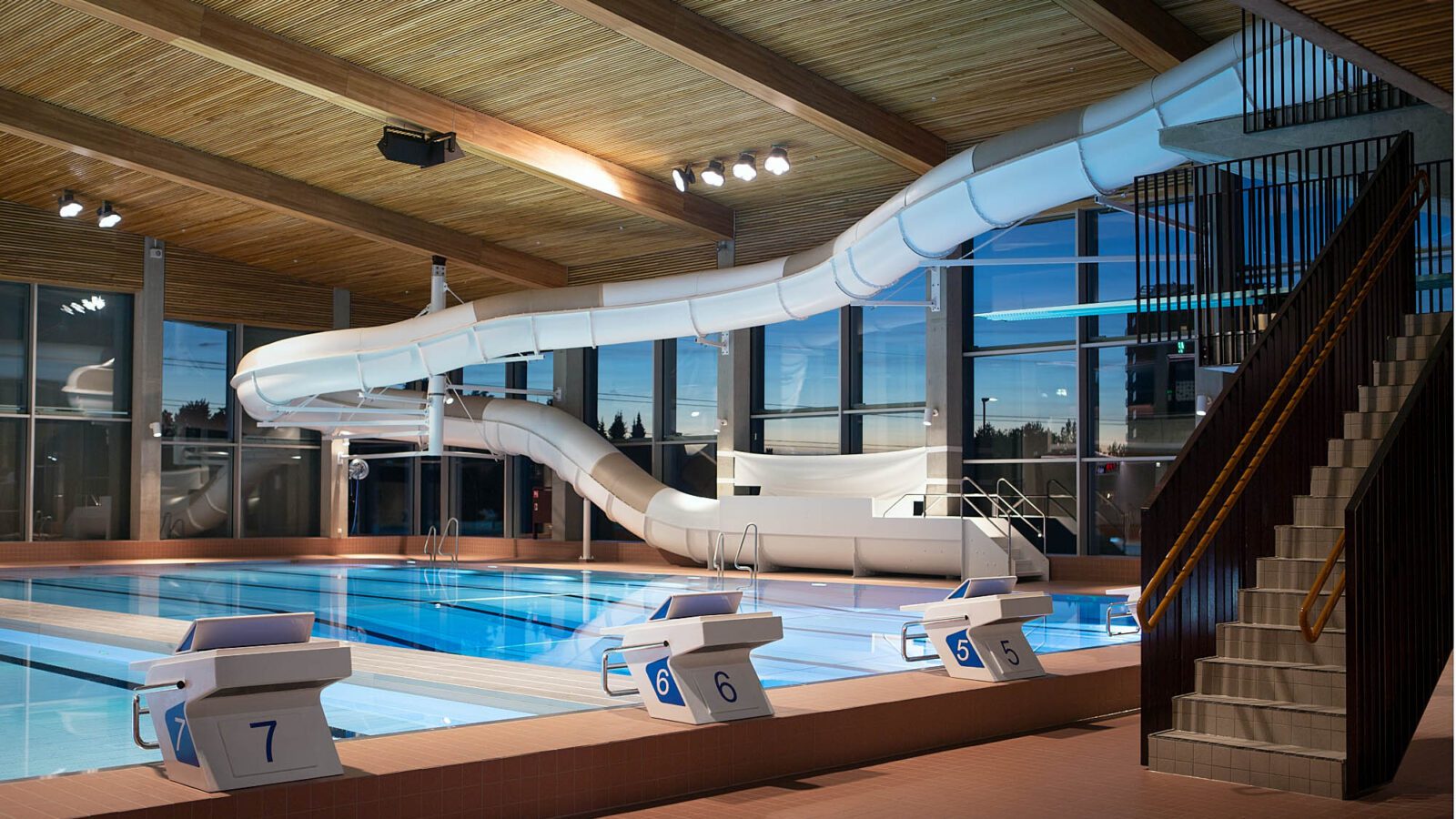 Hovedbasseng på kveldstid, Manglerud Bad (foto: Kirsti Reinsberg Mørch, Asplan Viak)