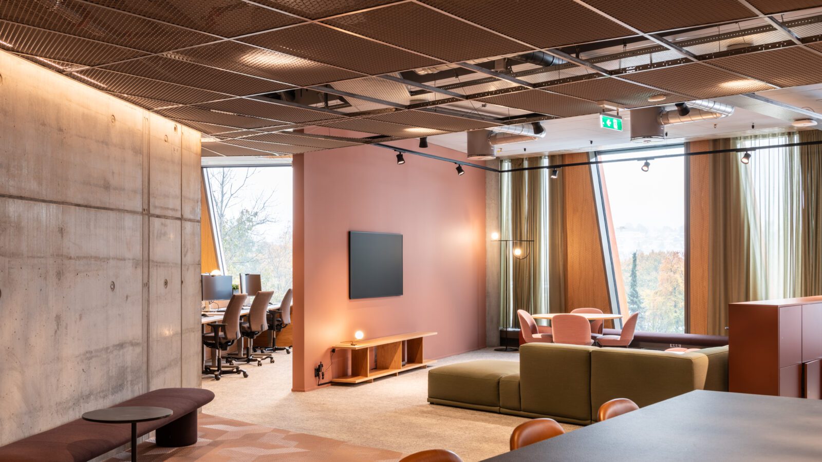 Hovedkontoret til Statens Vegvesen. Varme farger, store vinduersosiale soner