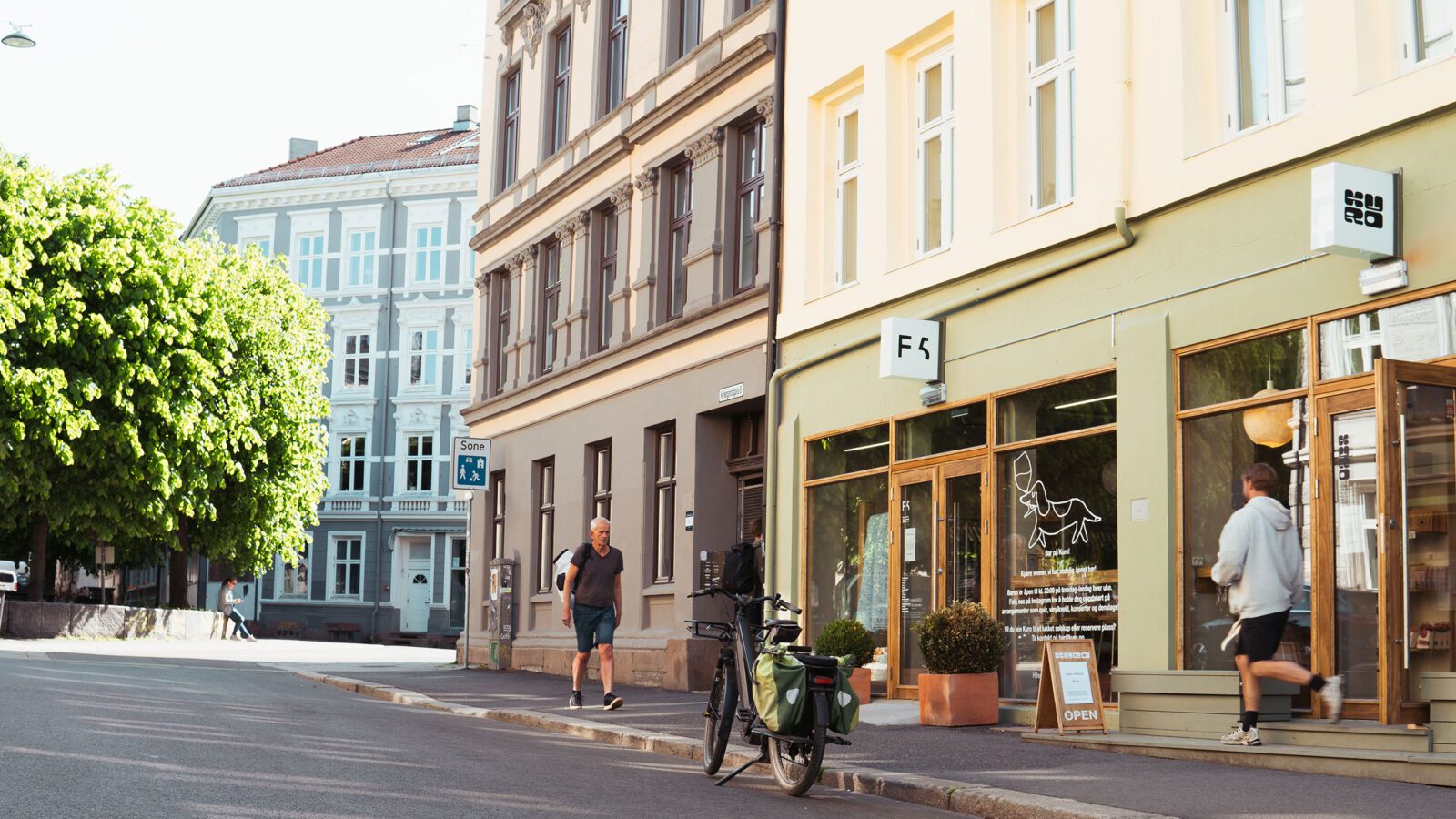 Ratkes gate i Oslo med butikker, kafeer, trær og fotgjengere