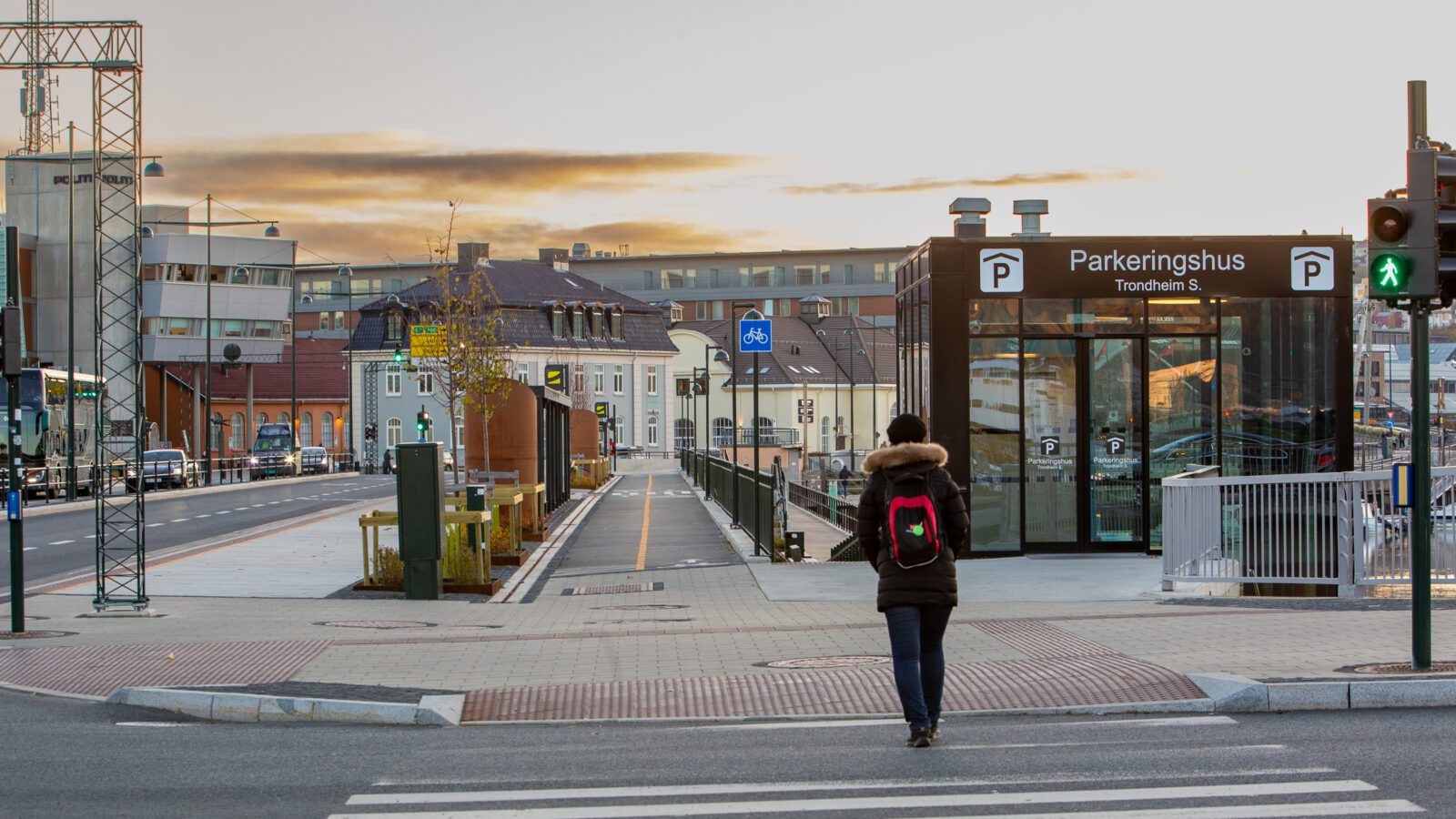 Ung kvinne i fotgjengerfelt