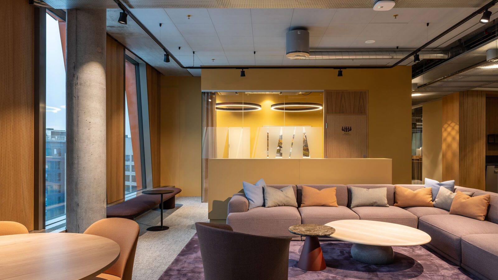 Interiør i kontorlandskap med sosial sone