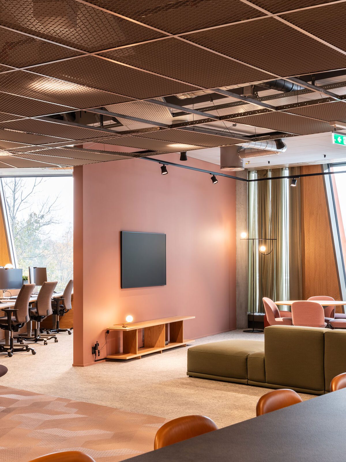 Interiør i kontorlandskap med forskjellige soner