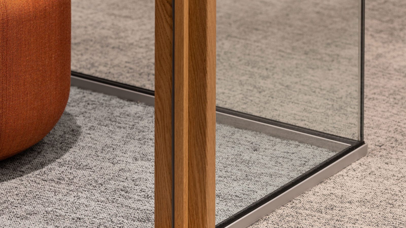 Detalj med teppe og puff i kontorlandskap