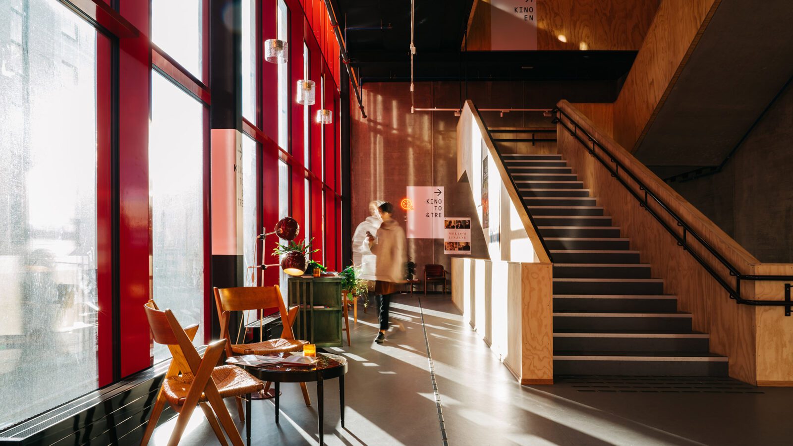 Interiørdetalj av trapper og store vindusflater, Vega Scene (foto: Gitte Paulsbo)