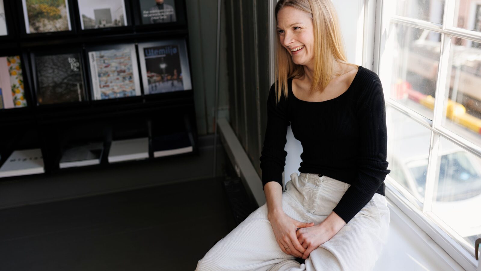 Kirsti Reinsberg Mørch sitter i vinduskarmen i Kongens gate 1